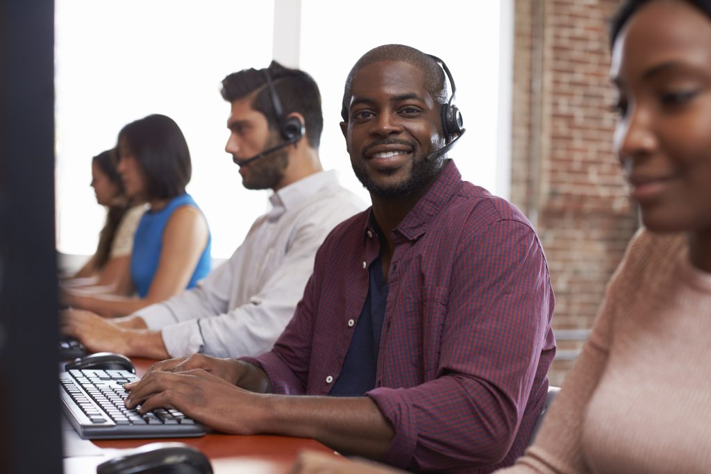 Opérateur téléphonique au travail