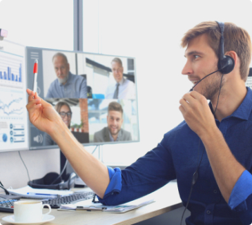 Collaborateur utilisant un casque pour ses communications professionnelles