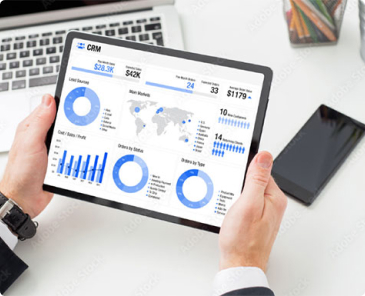 Consultation d’une application de gestion client sur une tablette