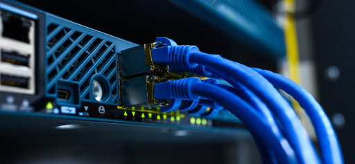 Câbles Ethernet RJ45 raccordés à un panneau de brassage