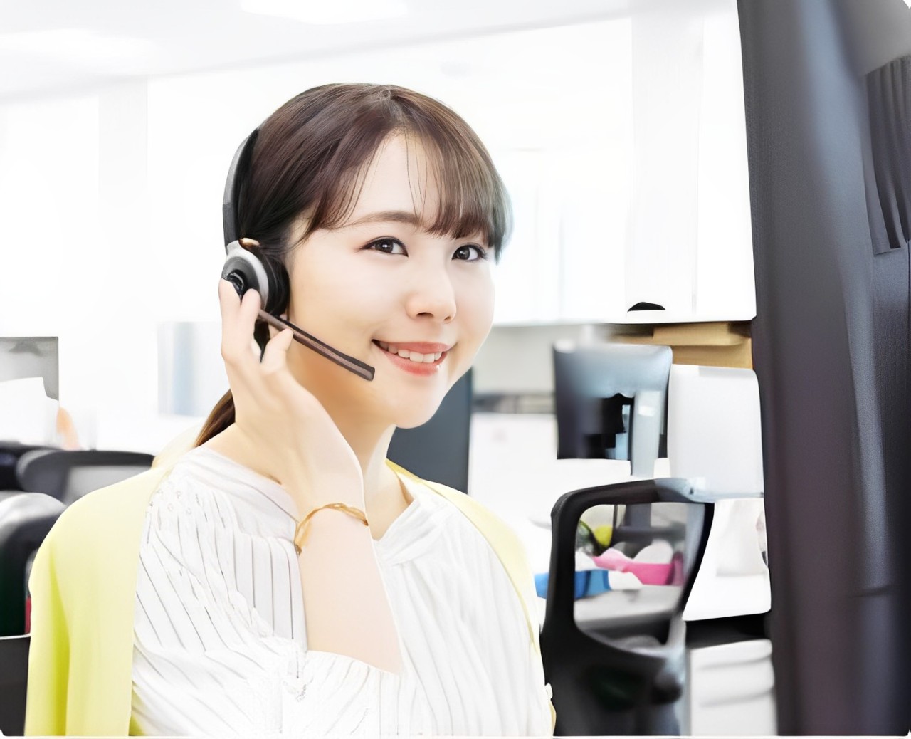 Collaboratrice utilisant un casque téléphonique devant son ordinateur
