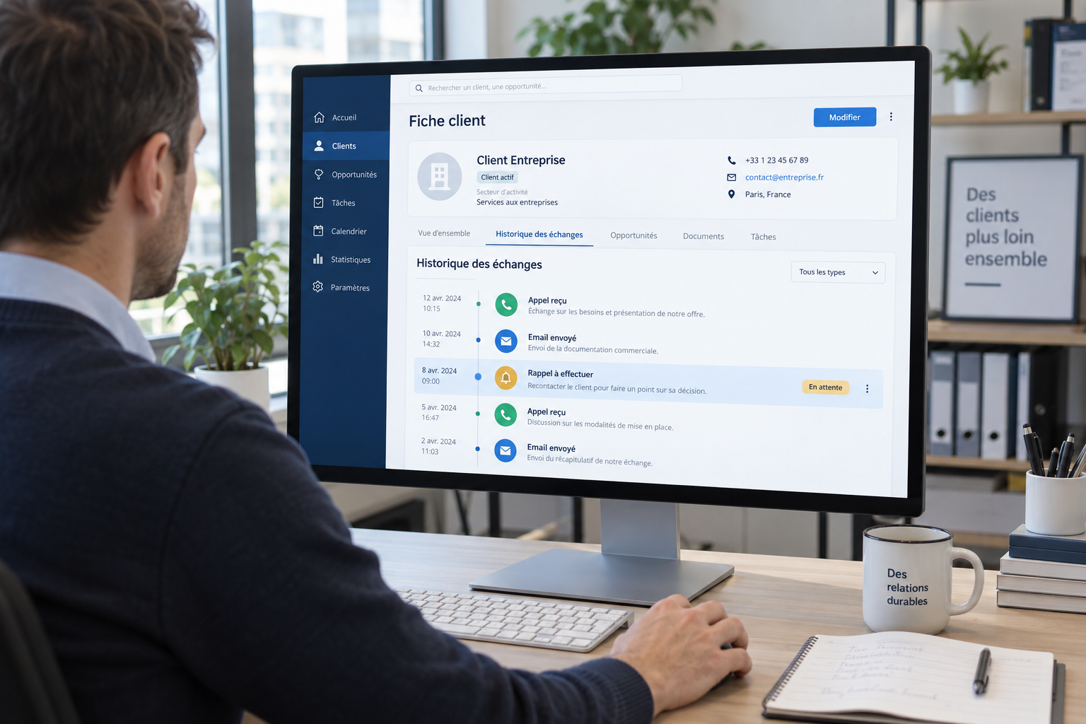 Collaborateur consultant une fiche CRM avec l’historique des échanges et une tâche de rappel